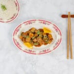 Pflanzliche Alternative zu Orange Chicken mit Reis