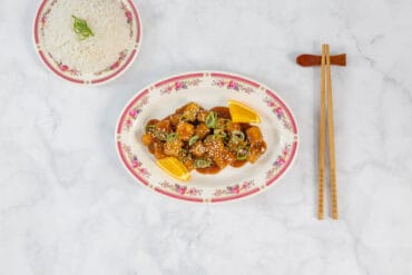 Pflanzliche Alternative zu Orange Chicken mit Reis