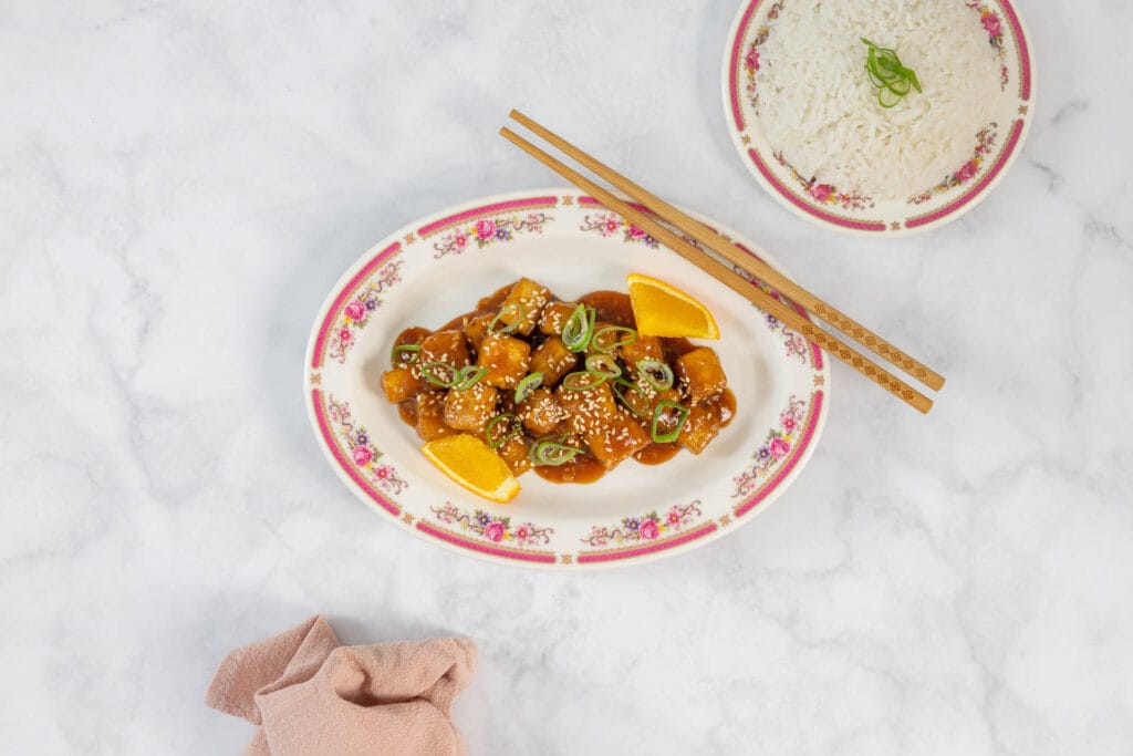 Nahaufnahme von knusprigem Tofu in süss-scharfer Glasur