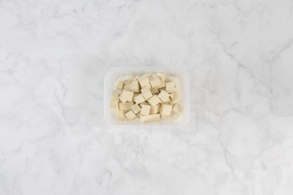 Tofu-Würfel in Maisstärke für knusprige Textur vorbereiten