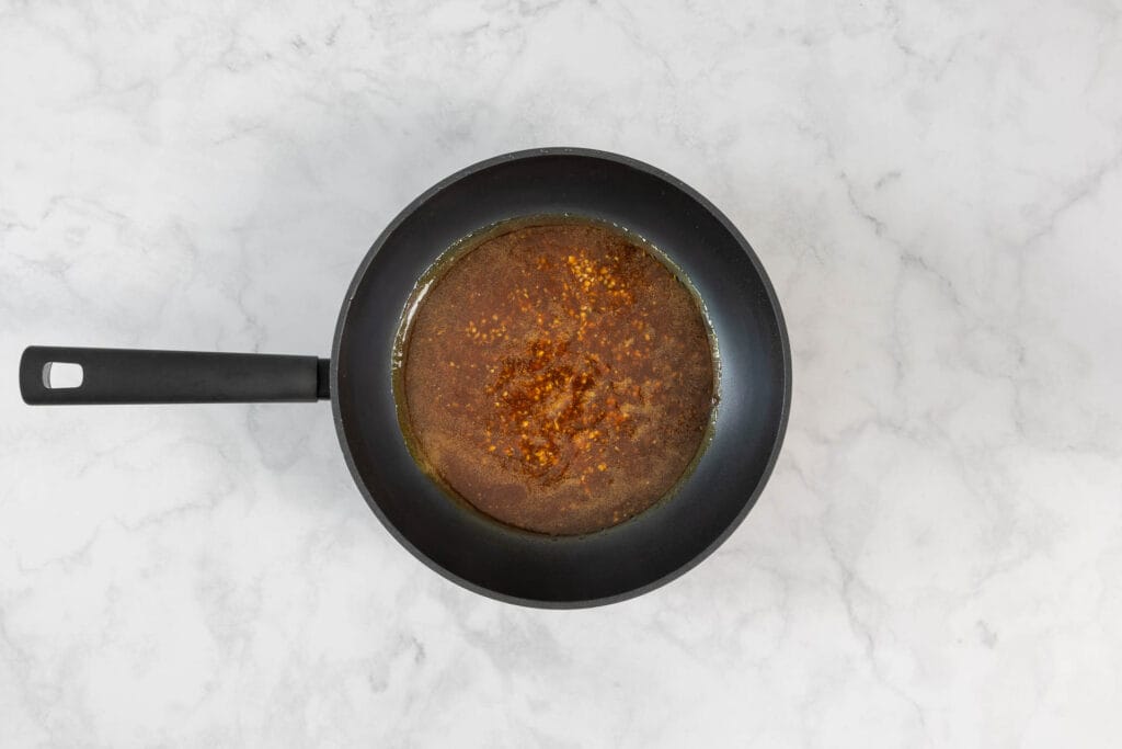 Köchelnde Orangensauce mit Sojasauce und Reisessig