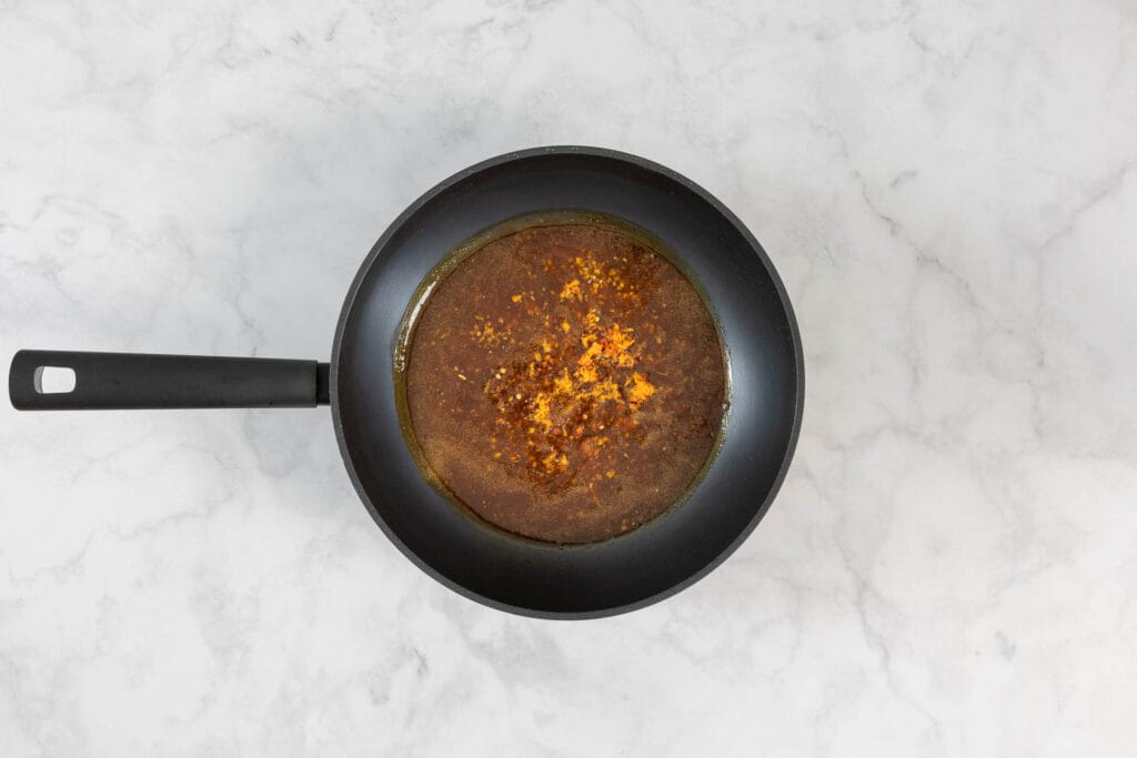 Orangenschale wird in die Sauce eingerührt