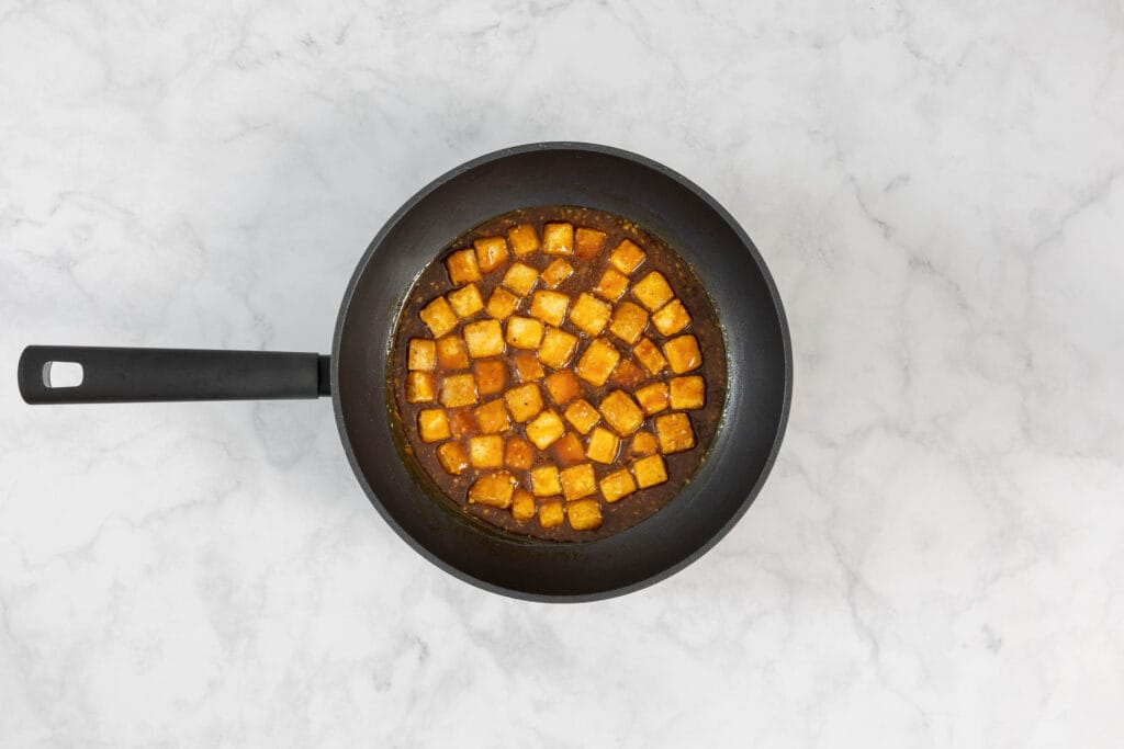 Knuspriger Tofu in glänzender Orangensauce glasiert