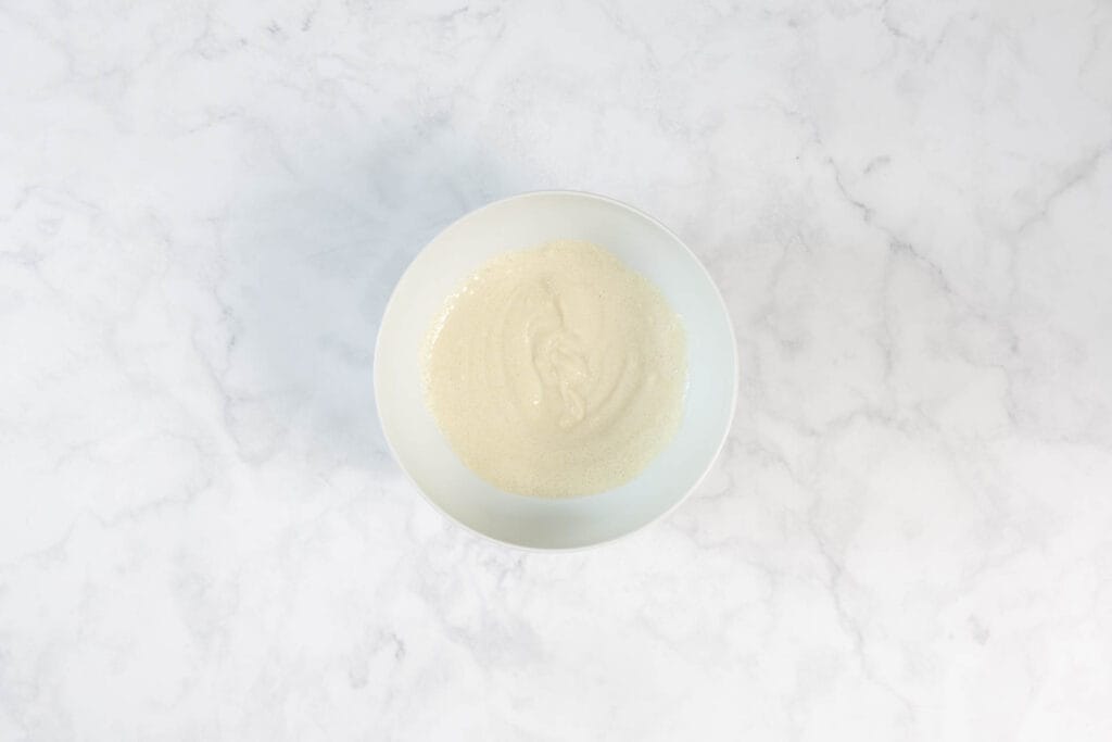 Glatt gerührte Quarkmasse mit Mineralwasser für vegane Quarkini