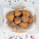 Vegane Quarkini im Korb auf hellem Hintergrund, dekoriert mit Fasnachtskonfetti