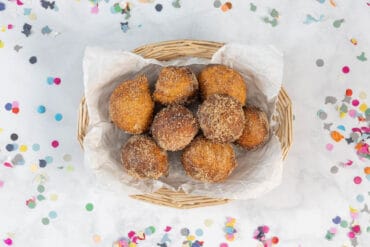 Vegane Quarkini im Korb auf hellem Hintergrund, dekoriert mit Fasnachtskonfetti