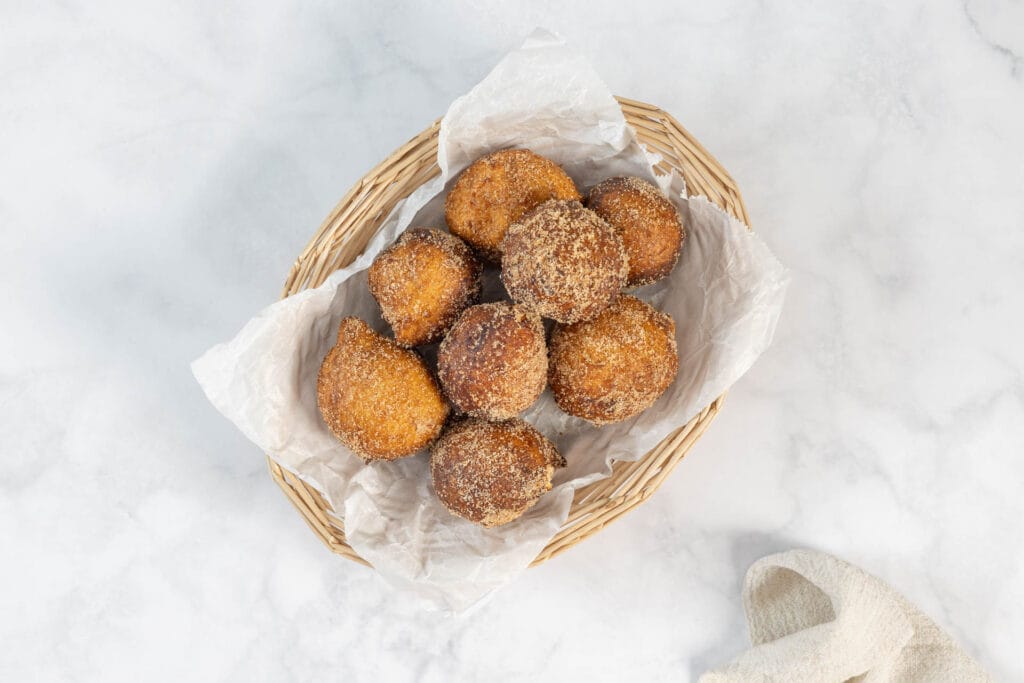 Vegane Quarkini ohne Ei, rund geformt und gleichmässig goldbraun frittiert