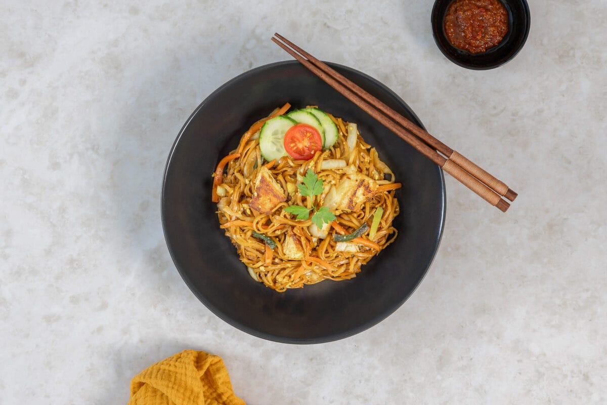 Veganes Bami Goreng im Teller mit Sambal Oelek