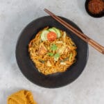 Veganes Bami Goreng im Teller mit Sambal Oelek