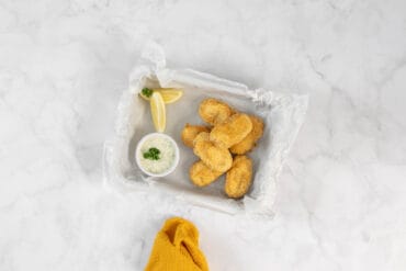 Fischersatz aus Tofu im knusprigen Bierteig als vegane Fischknusperli serviert