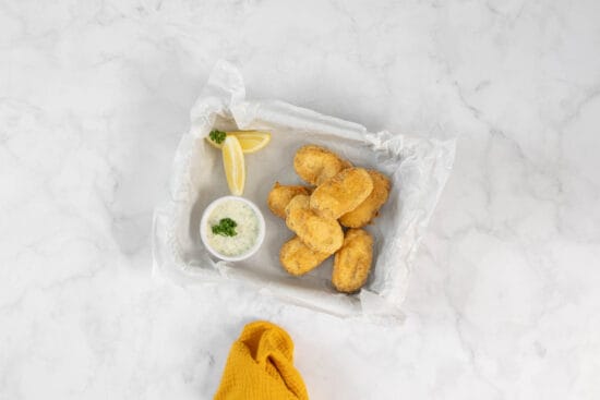 Fischersatz aus Tofu im knusprigen Bierteig als vegane Fischknusperli serviert