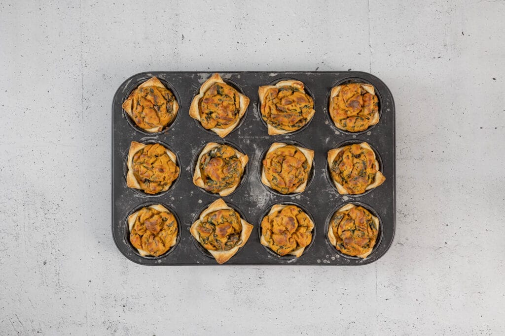 frisch gebackene vegane Mini Quiche Muffins mit goldbraunem Blätterteig