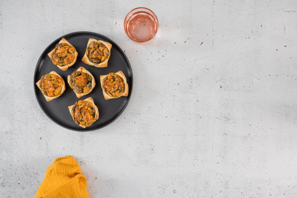 vegane Mini Quiche Muffins Nahaufnahme mit knusprigem Blätterteig und Füllung