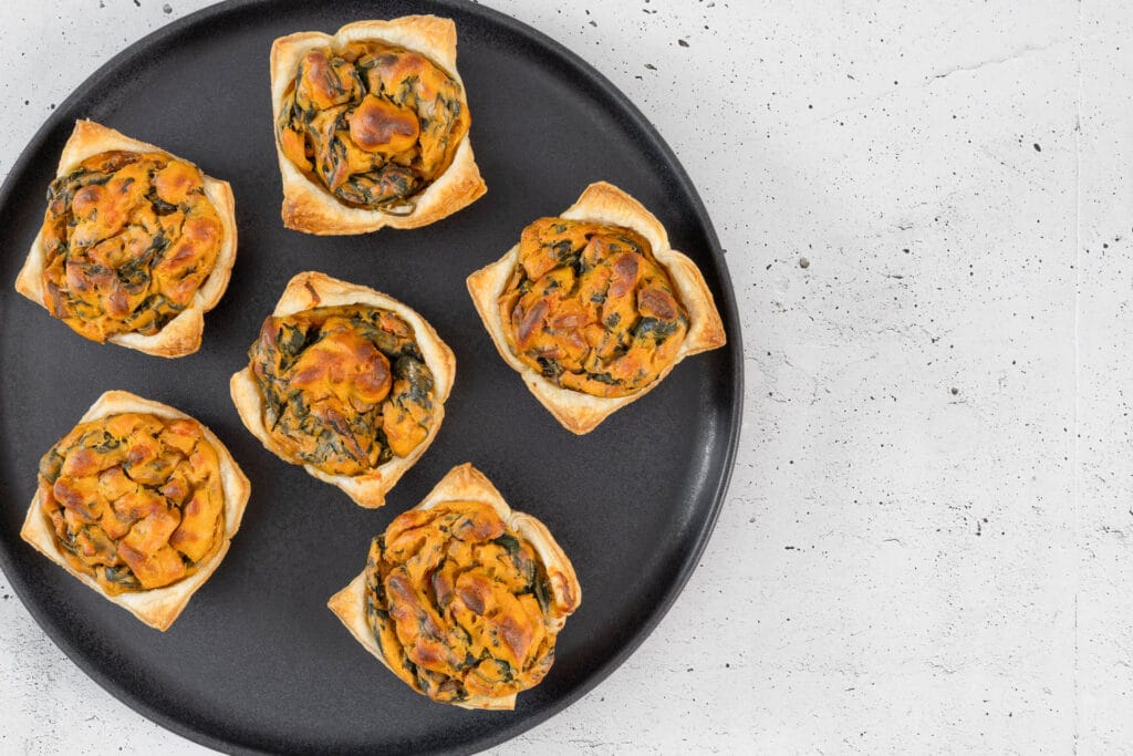 vegane Quiche Muffins als Fingerfood auf Teller aus der Vogelperspektive