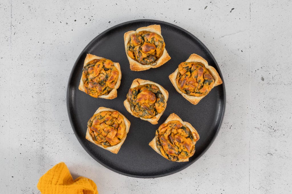vegane Mini Quiche Muffins Detailaufnahme mit cremiger Füllung und Blätterteig