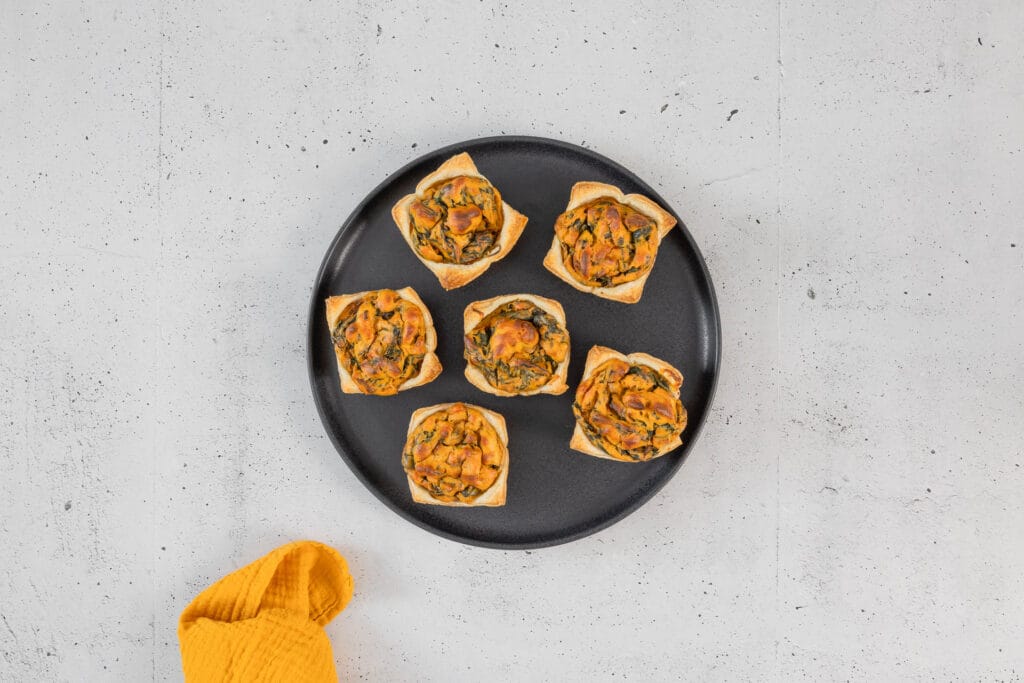 vegane Mini Quiche Muffins fertig gebacken und serviert