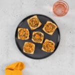 vegane Mini-Quiche Muffins als Apéro Häppchen mit Getränk auf Tisch angerichtet