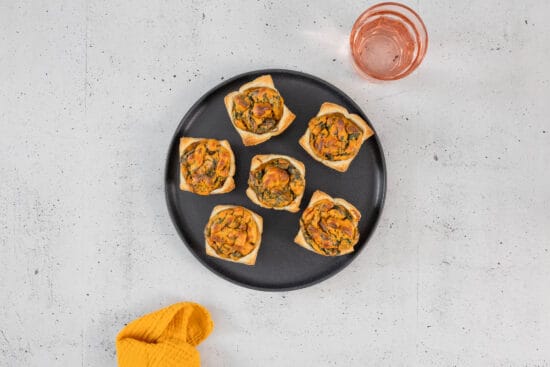 vegane Mini-Quiche Muffins als Apéro Häppchen mit Getränk auf Tisch angerichtet