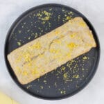 Detailaufnahme von veganem Zitronenkuchen mit Mohn und Glasur