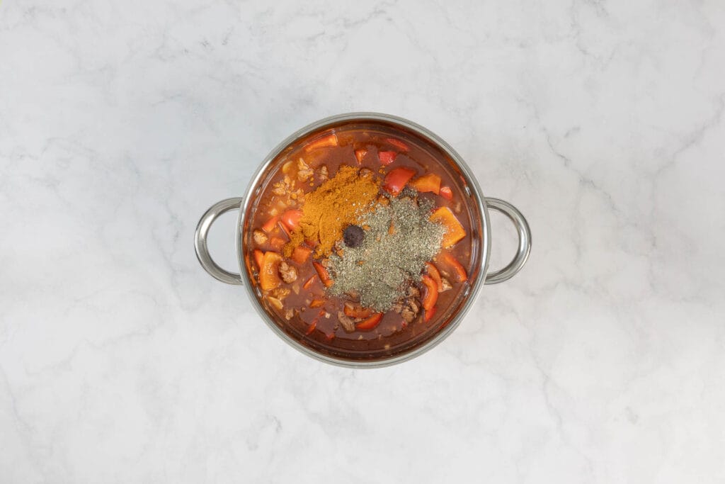 Gewürze wie Paprika, Majoran und Thymian werden zum veganen Gulasch hinzugefügt