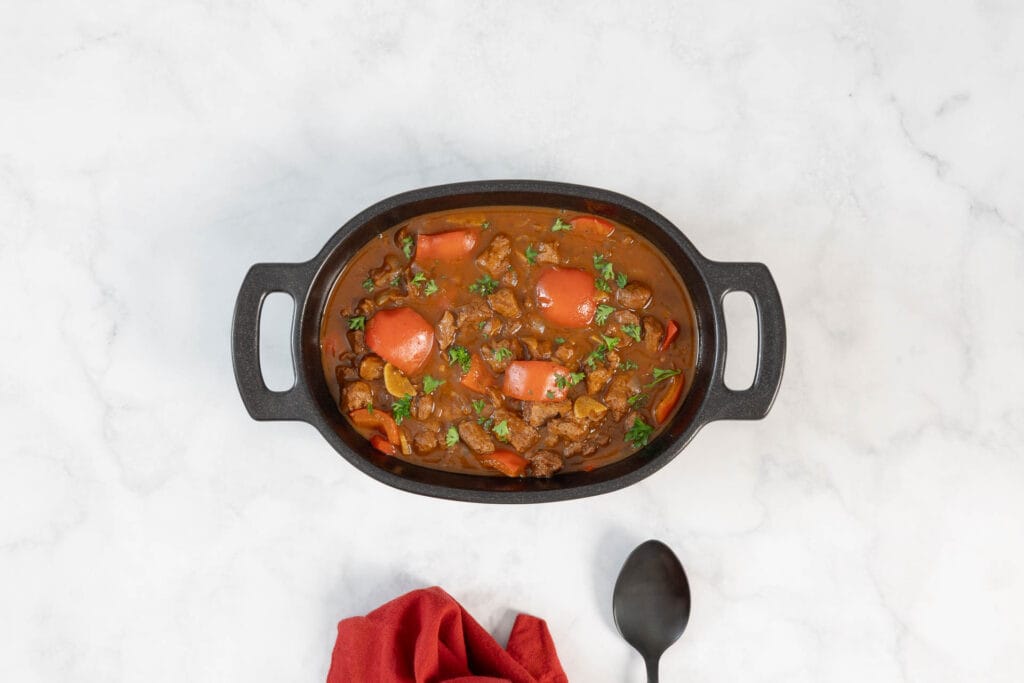 Veganes Gulasch Rezept mit Sojaschnetzeln und Paprika in einer gusseisernen Form