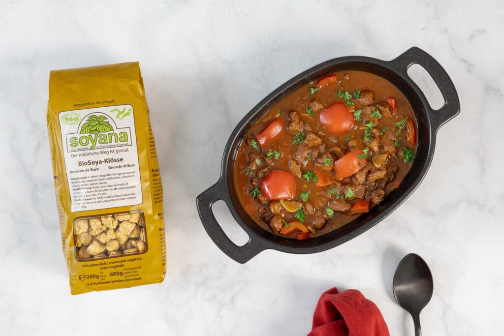 Veganes Gulasch mit Sojaschnetzeln als pflanzliche Alternative zum klassischen Gulasch