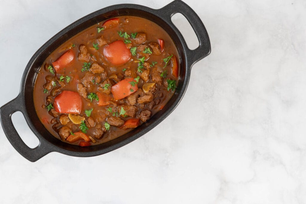 Veganes Gulasch Rezept mit Paprika und frischer Petersilie als fertiges Gericht