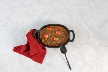 Veganes Gulasch mit Sojaschnetzeln und sämiger Paprikasauce in einer Schüssel