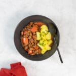 Veganes Gulasch mit Sojaschnetzeln und Paprika servierbereit in einer Schüssel