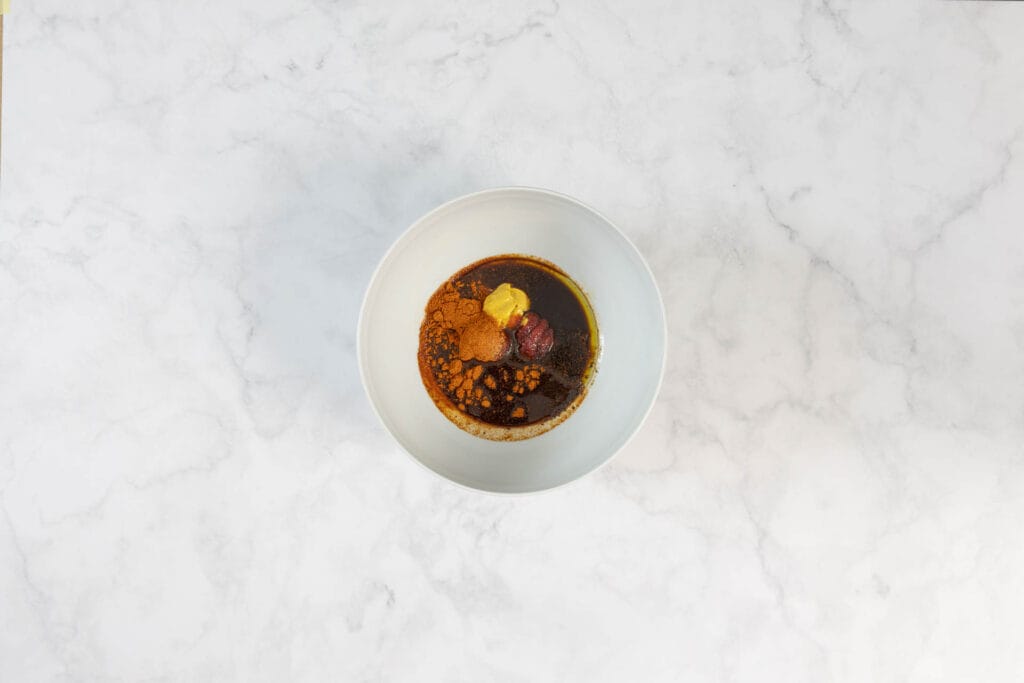 Marinade für veganes Gulasch Rezept mit Sojasauce, Paprikapulver, Senf und Tomatenmark in einer Schüssel