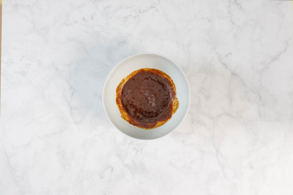 Angerührte Marinade für veganes Gulasch Rezept mit Paprika, Sojasauce und Gewürzen
