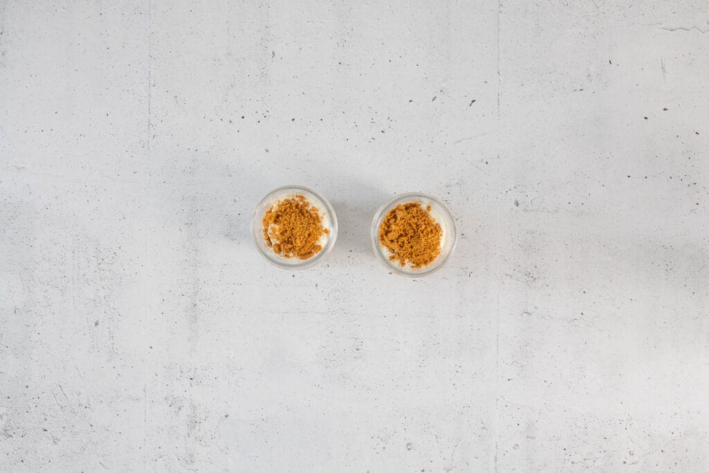 Zerbröselte Lotus Biscoff Biscuits als Topping auf den veganen Japanese Cheesecake Overnight Oats