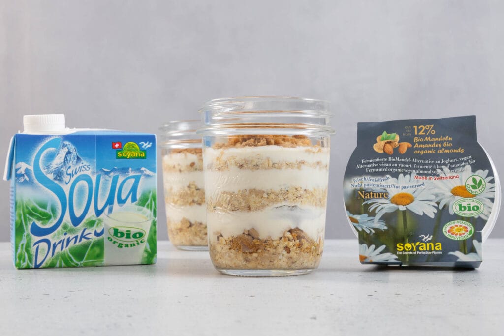 Vegane Overnight Oats Japanese Cheesecake mit Bio Swiss Soya-Drink und BioMandel-Joghurtalternative von Soyana