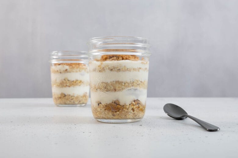 Frisch zubereitete vegane Japanese Cheesecake Overnight Oats im Einmachglas, ideal für Meal Prep