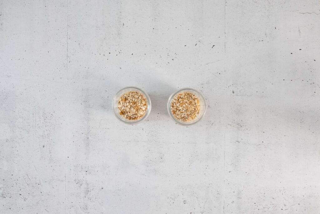 Zweite Schicht der Hafer-Biscoff-Mischung über dem Joghurt für vegane Japanese Cheesecake Overnight Oats