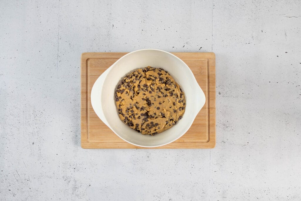 Fertiger Cookie-Teig mit Schokodrops – bereit für die Kühlzeit von mindestens zwei Stunden