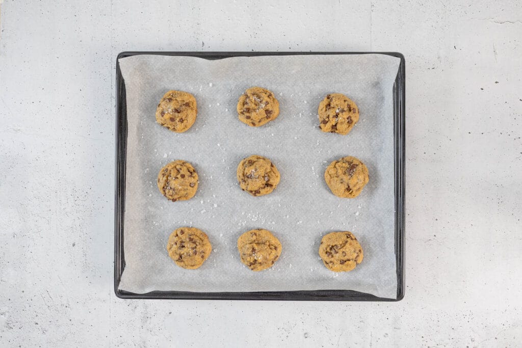 Gebackene Cookies auf dem Backblech – goldbraune Ränder zeigen den richtigen Zeitpunkt zum Herausnehmen für chewy Cookies