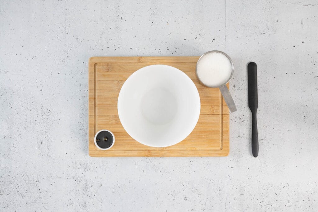 Weisser Zucker und Melasse in einer Schüssel – Vorbereitung für selbstgemachten Brown Sugar für chewy Cookies