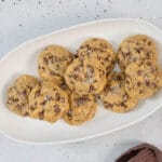 Fertig gebackene Chocolate Chip Cookies mit Schokodrops und Meersalz – chewy, saftig und unwiderstehlich