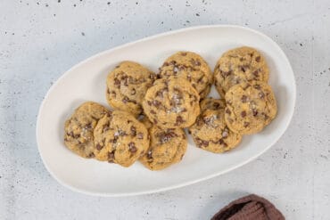 Fertig gebackene Chocolate Chip Cookies mit Schokodrops und Meersalz – chewy, saftig und unwiderstehlich