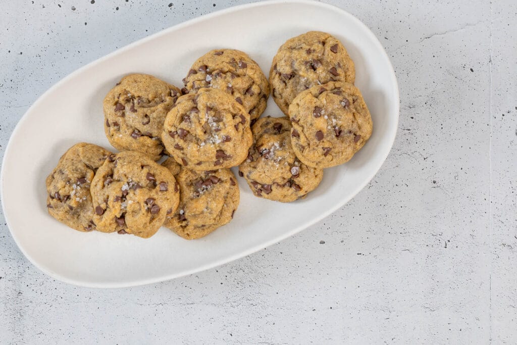 Vegane Chocolate Chip Cookies mit Schokodrops und grobem Meersalz – weich, chewy und nach amerikanischem Original gebacken