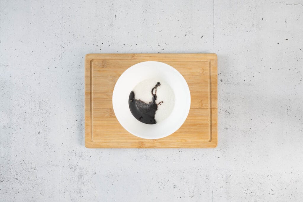 Melasse wird zu weissem Haushaltszucker gegeben – so entsteht amerikanischer Brown Sugar für chewy Cookies