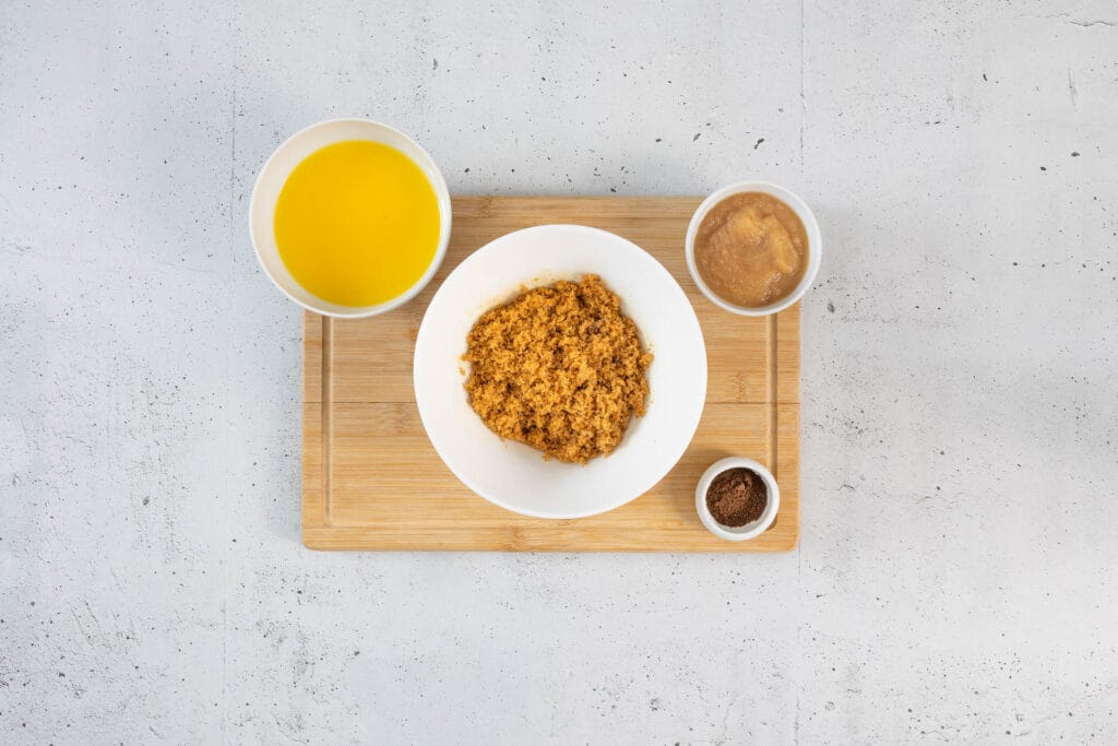 Brown Sugar, geschmolzene vegane Butter, Apfelmus und Vanillepulver – die feuchten Zutaten für chewy Cookies