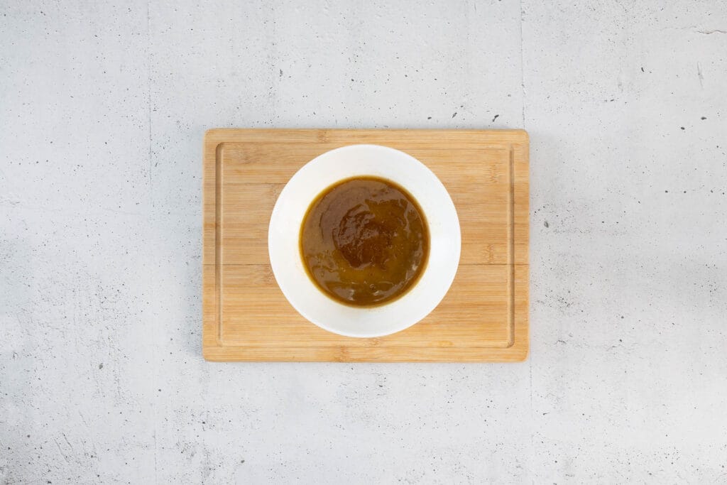 Geschmolzene vegane Butter mit selbstgemachtem Brown Sugar verrührt – die Grundlage für einen chewy Cookie-Teig