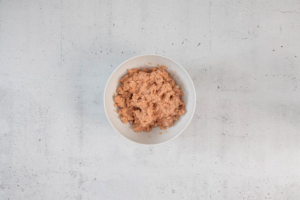 Fertig vermengte Klopsmasse aus veganem Hack mit Kapern, Zwiebel und Misopaste in einer Schüssel