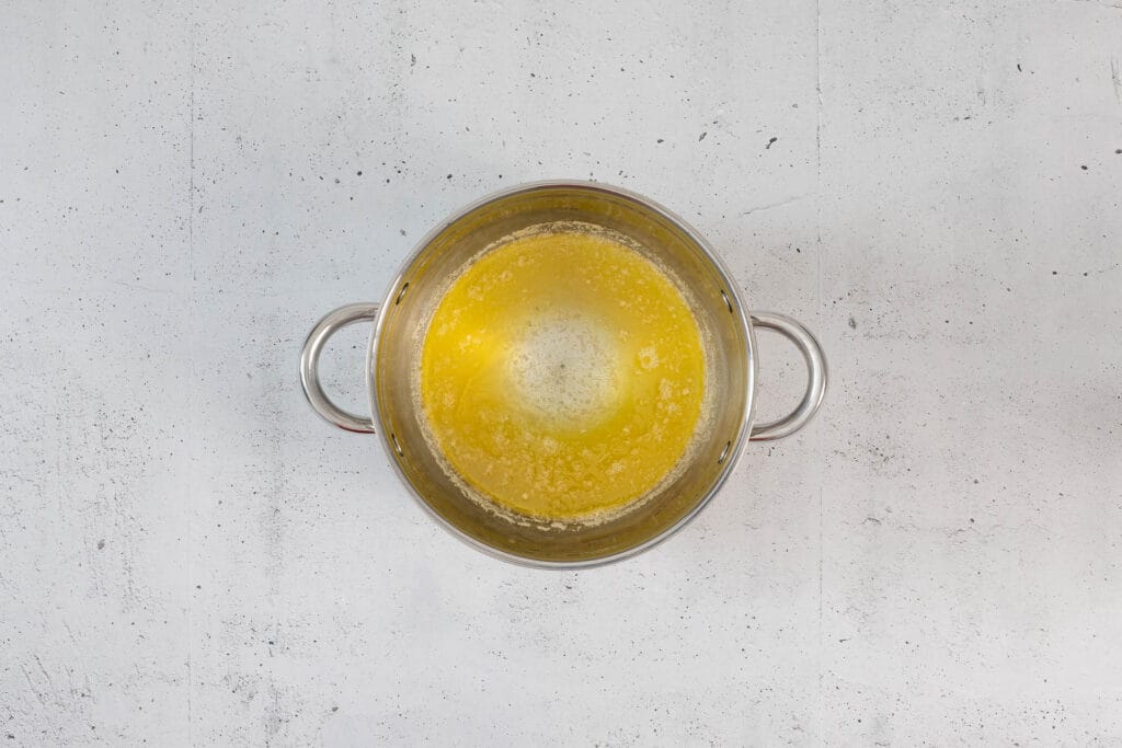 Geschmolzene vegane Butter im Topf als Basis für die Mehlschwitze der Kapernsauce
