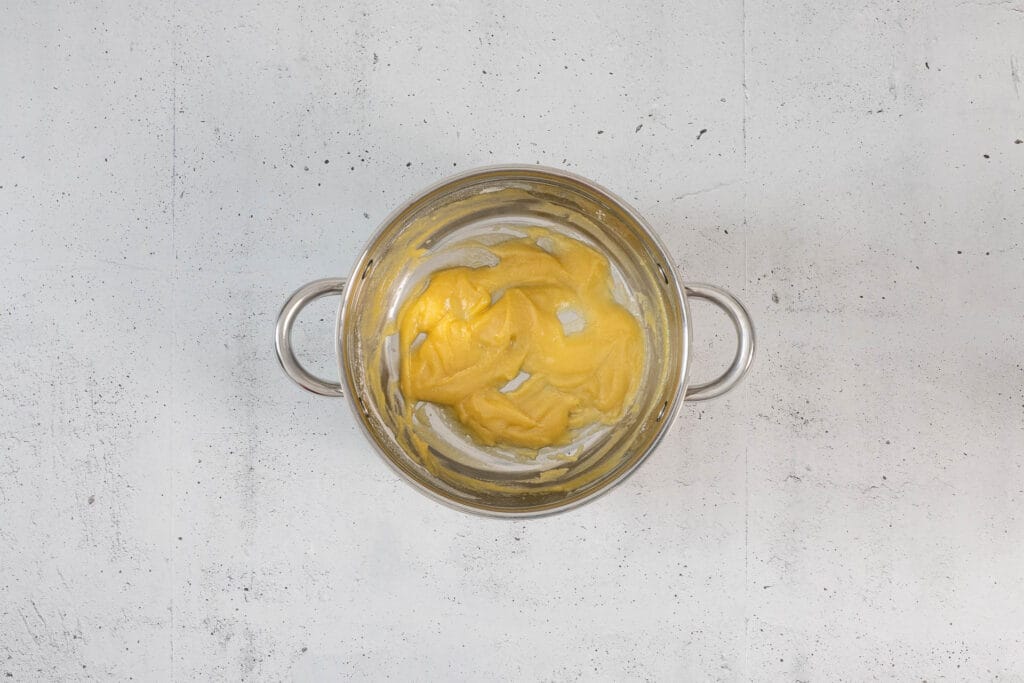 Helle Mehlschwitze aus veganer Butter und Mehl im Topf – die Basis der veganen Kapernsauce