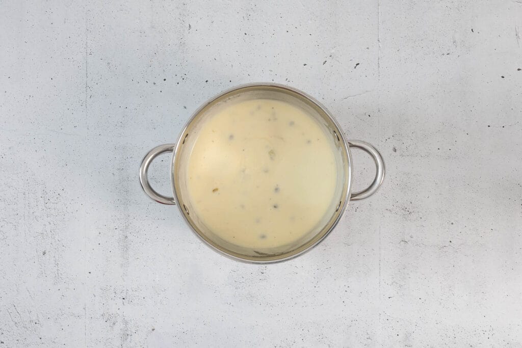 Fertige vegane Kapernsauce mit Kapern und Zitronensaft – cremige Sauce für die Königsberger Klopse