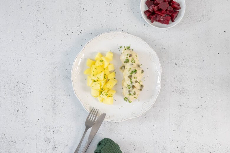 Zarte vegane Königsberger Klopse in cremiger Kapernsauce mit Salzkartoffeln und Rote Bete