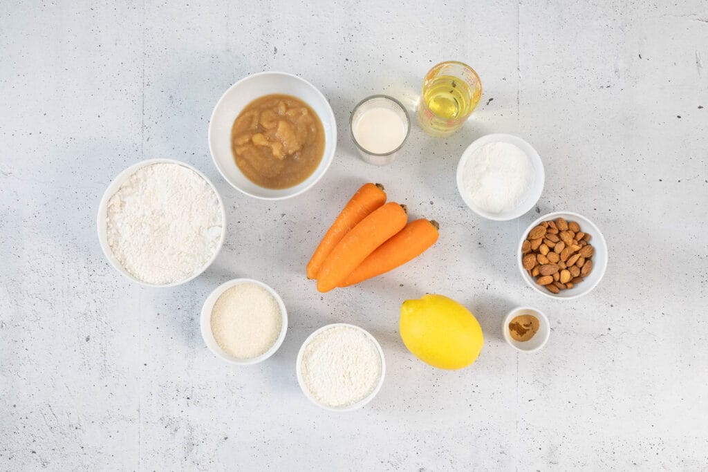 Zutaten für vegane Aargauer Rüeblitorte mit Karotten, Mandeln, Mehl und Apfelmus ohne Ei und Butter